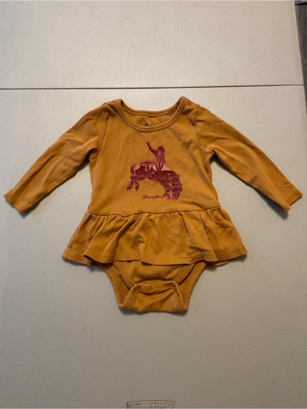 Wrangler Mustard Long-Sleeve Ruffle Bodysuit with Bronc Horse Graphic 6-9M
0036S